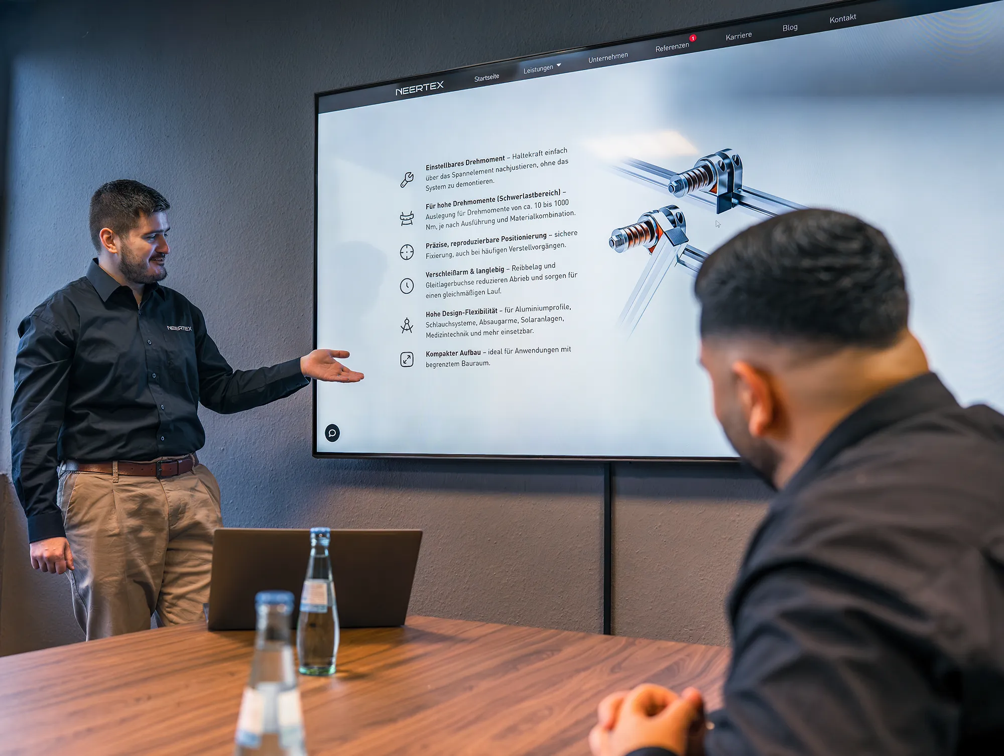NEERTEX-Ingenieur präsentiert eine mechanische Produktentwicklung in einer Projektbesprechung