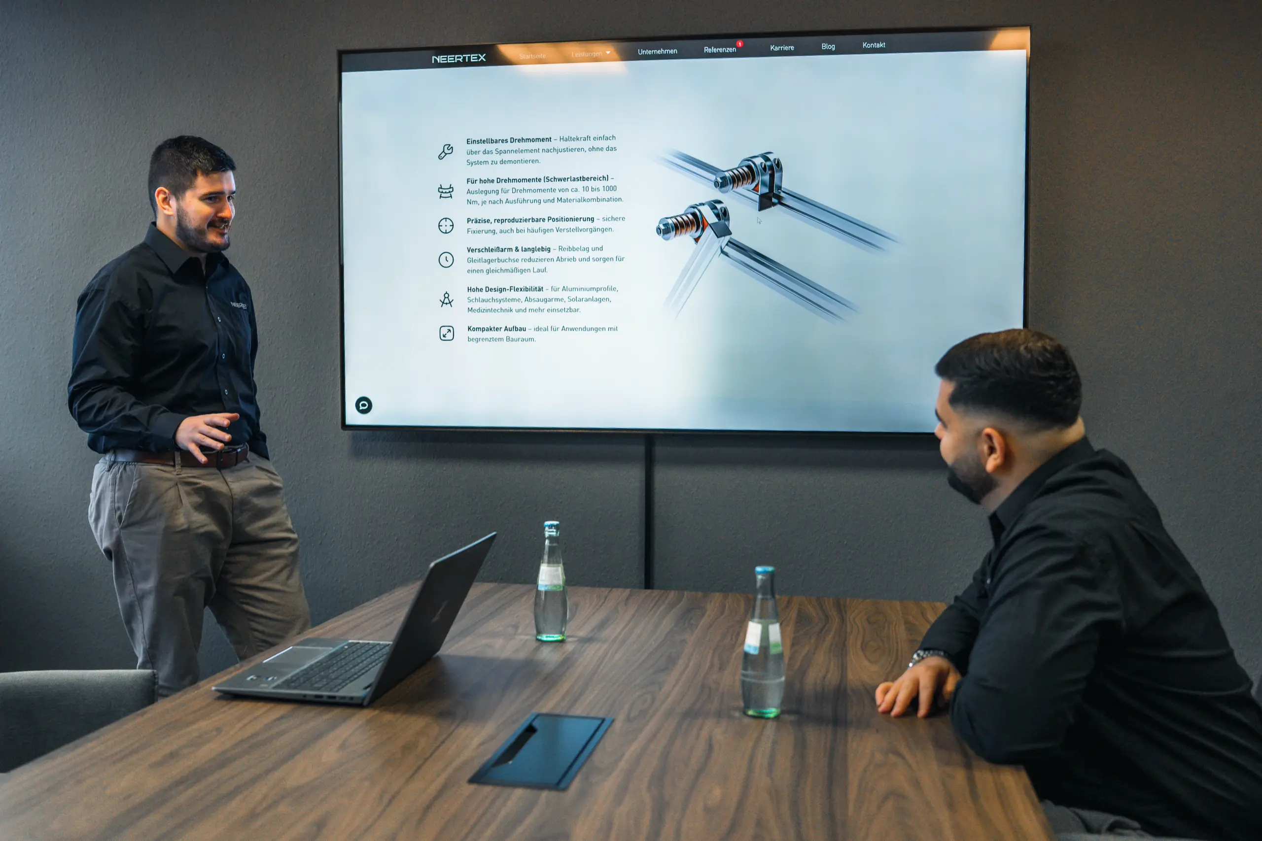 NEERTEX-Ingenieur präsentiert die Konstruktion eines technischen Produkts in einer Projektbesprechung